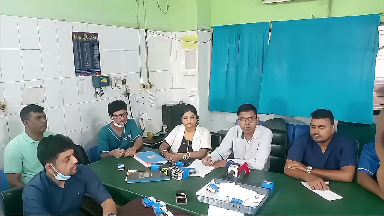 জরুরি রোগীর চিকিৎসা নিয়ে ঢাকা মেডিকেল কলেজে প্রেস ব্রিফিং